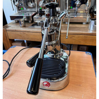 La Pavoni Europiccola Lusso EL - unbenutzte Retoure mit kleinem Kratzer am Fuß der Maschine